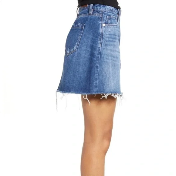 𝅺blanknyc Zip front raw hem denim skirt. Size 25